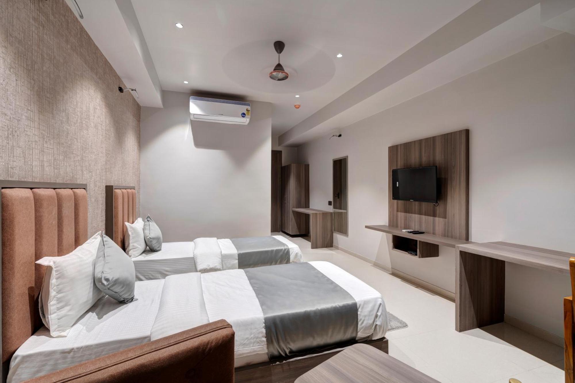 אחמדאבאד Hotel Sparsh Divine מראה חיצוני תמונה
