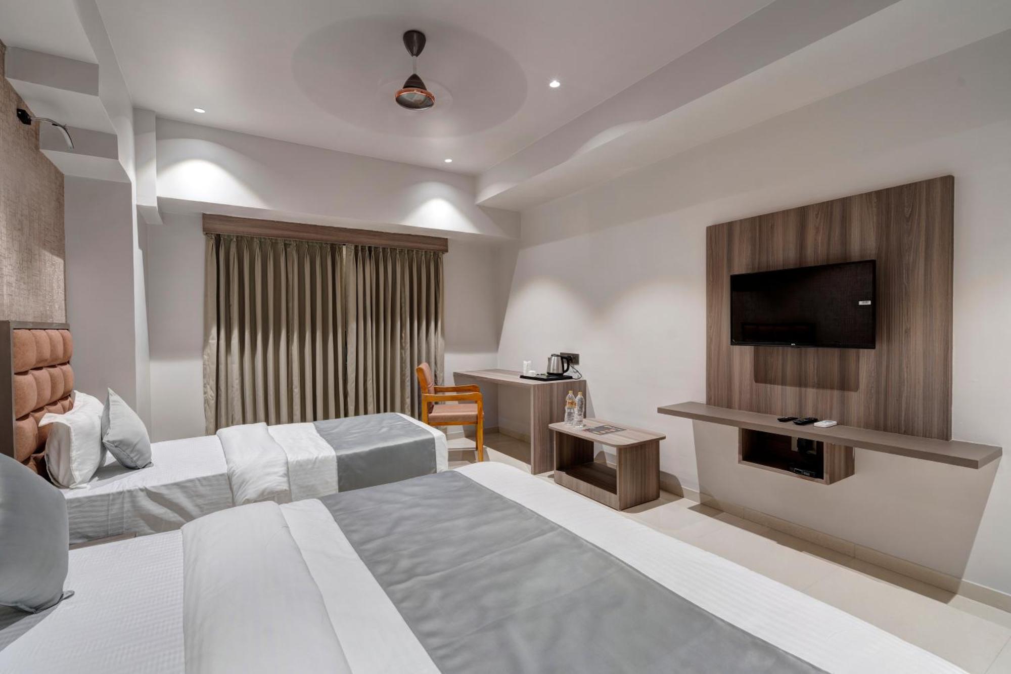 אחמדאבאד Hotel Sparsh Divine מראה חיצוני תמונה