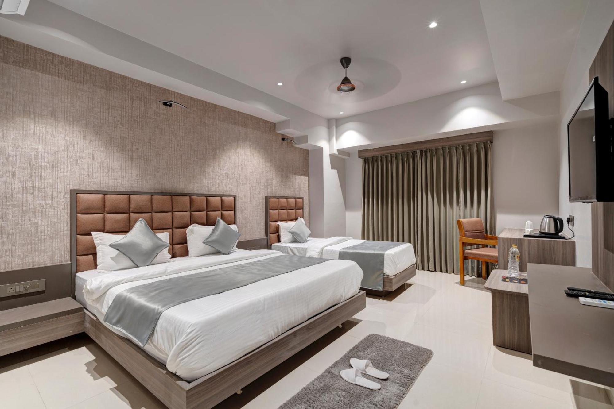 אחמדאבאד Hotel Sparsh Divine מראה חיצוני תמונה