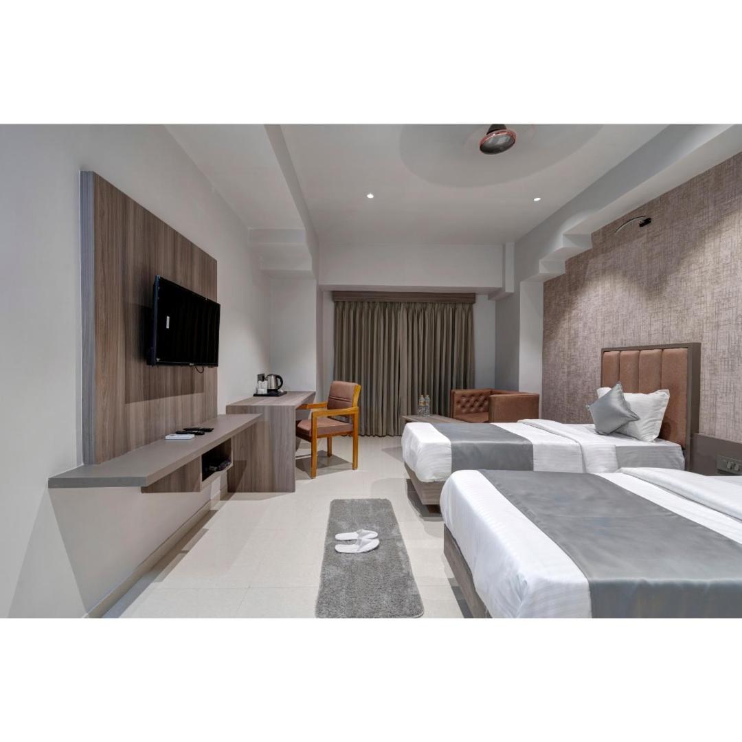 אחמדאבאד Hotel Sparsh Divine מראה חיצוני תמונה