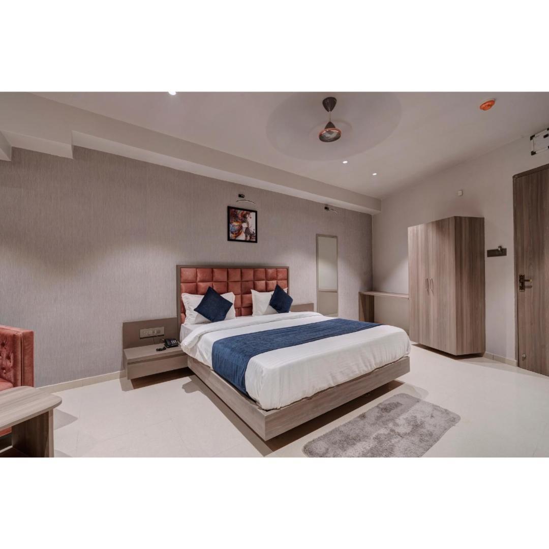 אחמדאבאד Hotel Sparsh Divine מראה חיצוני תמונה